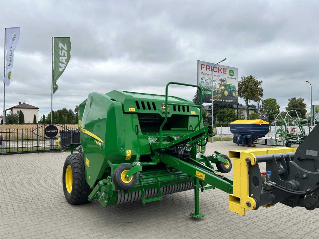 John Deere F441M - Press - Round baler