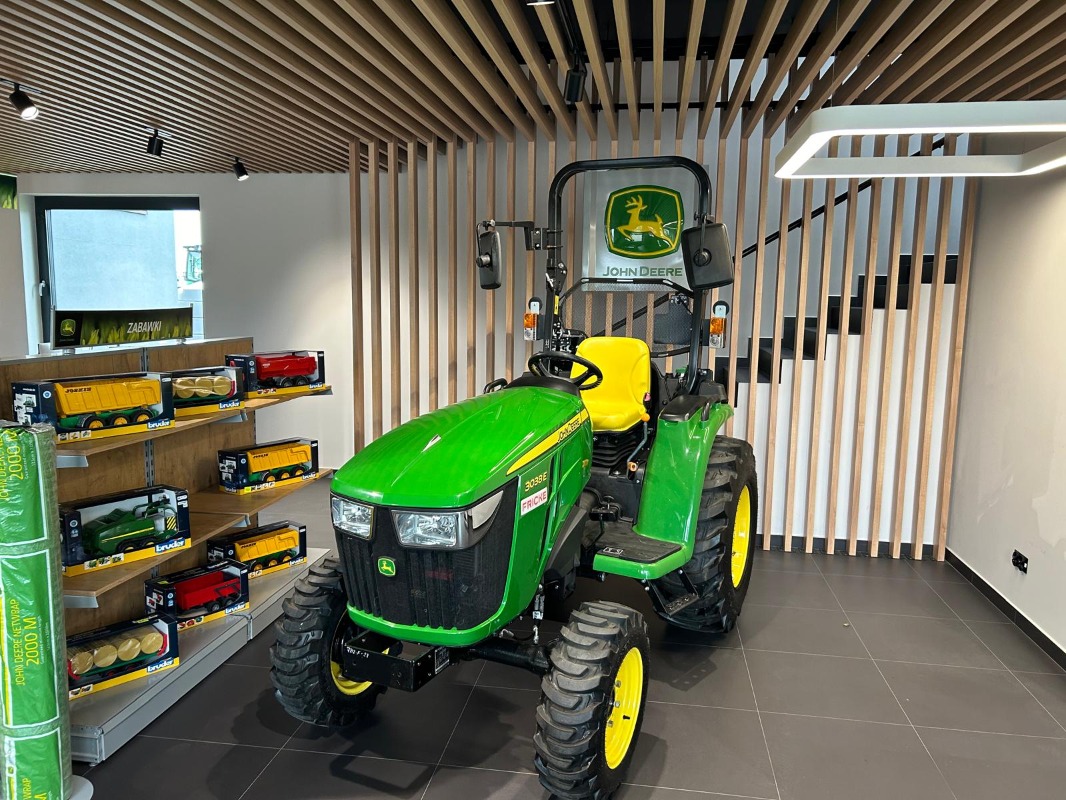 John Deere 3038E - Tractor