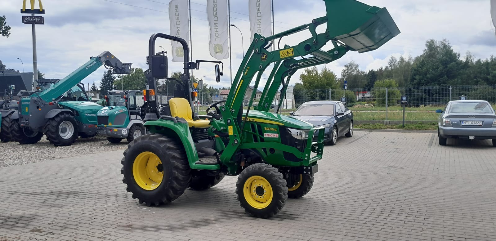 John Deere 3038E - Ciągnik