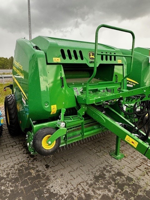 John Deere F441M - Naciśnij - Prasa rolująca